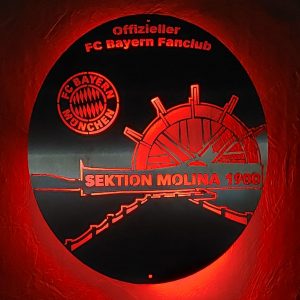 Metallschild "Sektion Molina 1900" beleuchtet