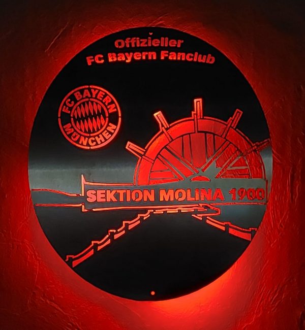 Metallschild "Sektion Molina 1900" beleuchtet